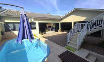 Imagem 5: CASA COM PISCINA VENDA NO BAIRRO ARGENTINA EM CRICIÚMA POSSUINDO 03 DORMITÓRIOS