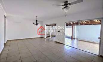 Imagem 2: Invista em seu futuro!! Casa à venda com 2 suítes e piscina no Condomínio Villa Laranjal