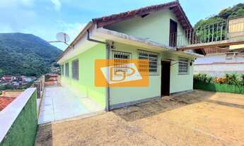 Imagem: Casa à venda em Petrópolis. São 3 quartos