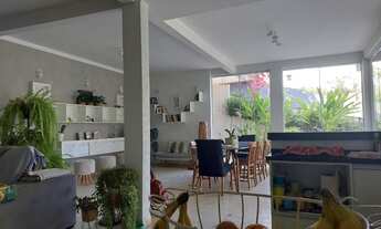 Imagem 4: Residência Ampla com Duas Casas Independentes e Lazer Integrado à Natureza