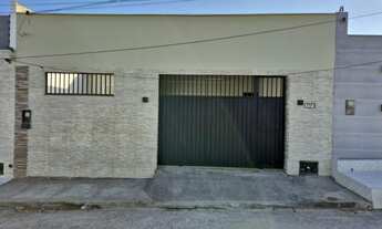 Imagem 2: Casa Reformada - 2 Quartos e Área Livre - no Parque Viver - Tomba