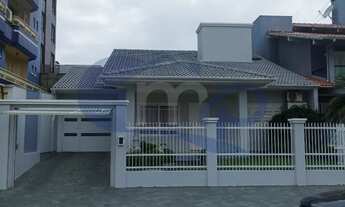 Imagem 1: Casa á venda com 4 dormitórios no centro de Torres/RS