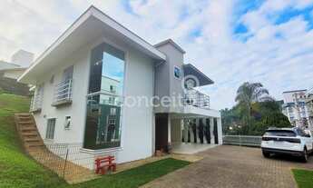 Imagem 2: Casa Semimobiliada com 4 Dormitórios e 7 Vagas na Itoupava Seca!