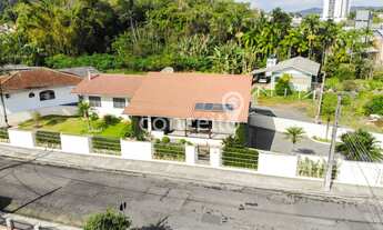 Imagem 2: Casa Ampla com 4 Dormitórios na Água Verde!