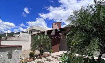 Imagem 2: Casa com terreno amplo e piscina no bairro Amizade