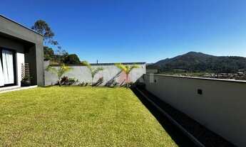 Imagem 3: Casa Moderna com 3 Quartos e Amplo Terreno