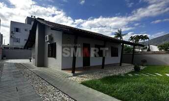 Imagem 2: Casa semimobiliada com amplo terreno e 3 dormitórios