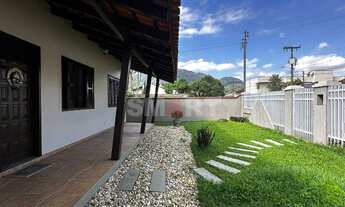 Imagem 4: Casa semimobiliada com amplo terreno e 3 dormitórios