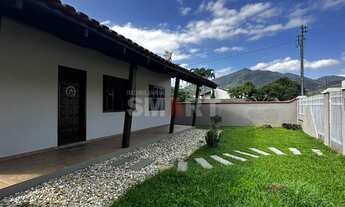 Imagem 3: Casa semimobiliada com amplo terreno e 3 dormitórios