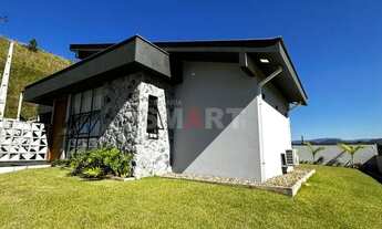 Imagem 2: Casa Moderna com 3 Quartos e Amplo Terreno