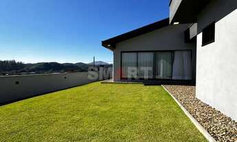 Imagem 4: Casa Moderna com 3 Quartos e Amplo Terreno