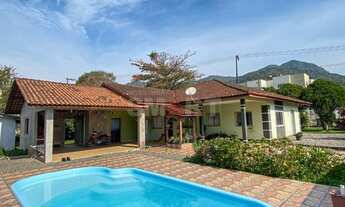 Imagem: Casa de Esquina com Piscina e 4 Quartos