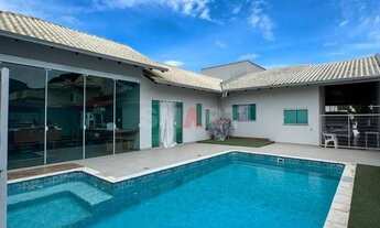 Imagem: Casa com piscina em rua sem saída no João