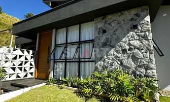 Imagem: Casa Moderna com 3 Quartos e Amplo Terreno