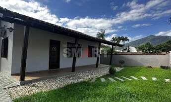 Imagem: Casa semimobiliada com amplo terreno e 3
