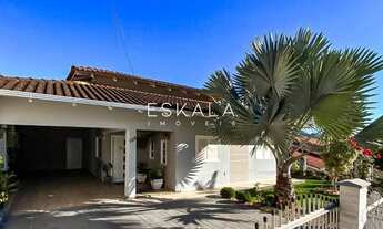 Imagem: Casa com 03 Quartos 04 Vagas de Garagem