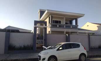 Imagem 1: Sobrado com três dormitórios (sendo dois suítes), a venda na região de Penha/SC