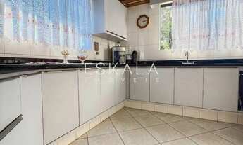 Imagem 2: Casa Alto Padrão com 05 Dormitórios, sendo 1 Suíte Localizada no Bairro Amizade - Jaraguá