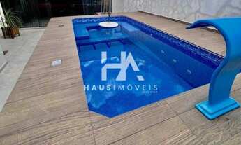 Imagem: Casa com terreno amplo e piscina no bairro