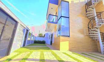 Imagem: Lindo sobrado de esquina no centro