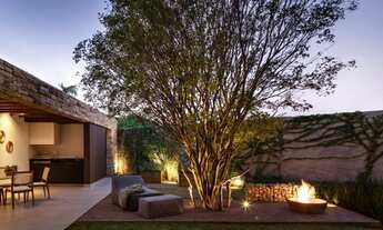 Imagem 5: Casa Moderna com projeto minimalista e quintal com jabuticabeira