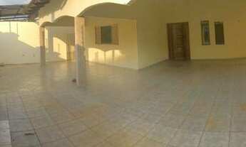 Imagem 2: Casa com Garagem Ampla e 3 Quartos para Locação