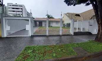 Imagem: Edicula no fundo com 3 quartos com banheiro