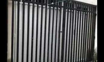 Imagem: Casa boa com documento na mão