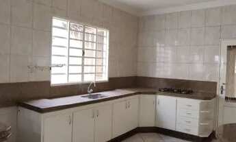 Imagem 2: Casa para venda tem 180 metros quadrados com 3 quartos em Alto Umuarama - Uberlândia - MG