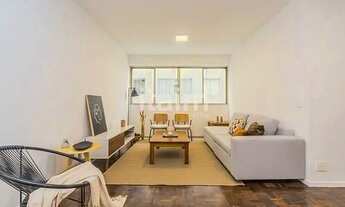 Imagem 2: Apartamento bem localizado no Itaim Bibi , banheiros, área de serviço e cozinha reformados