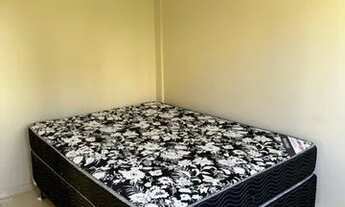 Imagem 7: Apto 02 dormitórios todo em piso com 01 cama box, sala com mesa com 04 cadeiras, 01 sofá d