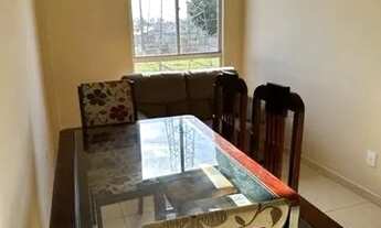 Imagem 6: Apto 02 dormitórios todo em piso com 01 cama box, sala com mesa com 04 cadeiras, 01 sofá d