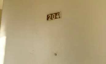 Imagem 4: Apto 02 dormitórios todo em piso com 01 cama box, sala com mesa com 04 cadeiras, 01 sofá d