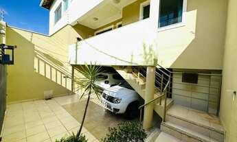 Imagem 2: Casa Triplex Independente com 4 Quartos, Suítes, Closet, 3 Vagas e Piscina no Bairro Santa