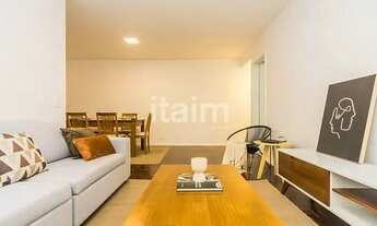 Imagem 3: Apartamento bem localizado no Itaim Bibi , banheiros, área de serviço e cozinha reformados