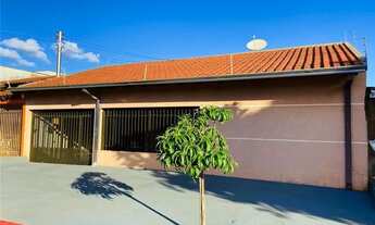 Imagem: Imóvel localizado em uma área comercial