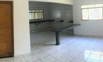 Imagem 3: Casa com Garagem Ampla e 3 Quartos para Locação