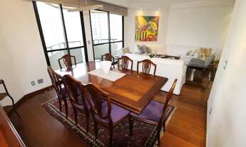 Imagem 4: Lindo apartamento confortável de 130 m², conta com uma sala aconchegante com varanda e lar