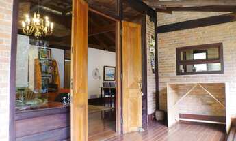 Imagem 6: Casa em condomínio. Possui duas salas amplas, três quartos, quatro banheiros. Piscina e g