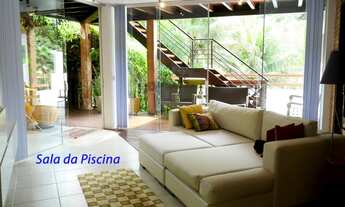 Imagem 7: Casa em condomínio. Possui duas salas amplas, três quartos, quatro banheiros. Piscina e g