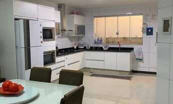 Imagem 3: Sobrado na Qn 7 com 5 quartos ao lado da entrada do RF1