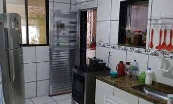 Imagem 3: Casa para aluguel e venda possui 2 quartos, quintal com piscina e churrasqueira - Prata/Be