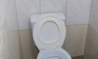 Imagem: Um cômodo grande com banheiro individual,e