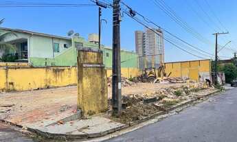 Imagem: Casa demolida de esquina no conj. Deborah