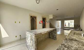 Imagem 4: Casa com maior quintal de Morada De Laranjeiras na serra, de fundos para a reserva