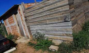 Imagem: Um cômodo cm banheiro e dispensa