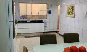 Imagem 4: Sobrado na Qn 7 com 5 quartos ao lado da entrada do RF1