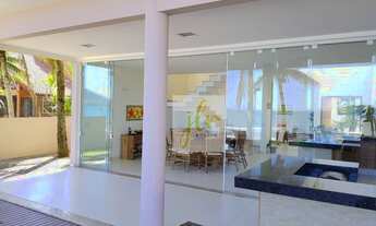 Imagem 2: Viva momentos inesquecíveis com vista para o mar nessa casa pé na areia em Ubatuba, SP