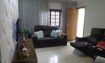 Imagem 7: Casa muito aconchegando, ótimos acabamentos e varanda gourmet com churrasqueira e forno à