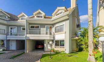 Imagem 2: Casa a venda em Santa Felicidade, com 03 quartos e vista para um lindo jardim